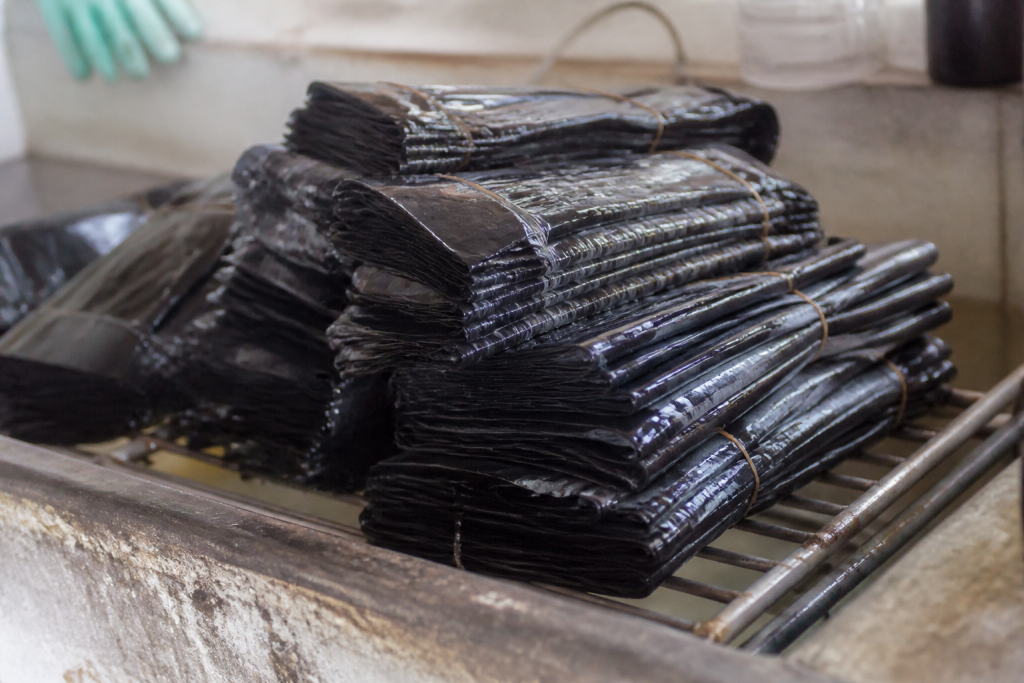 Films noirs empiles pour extraction du metal argent