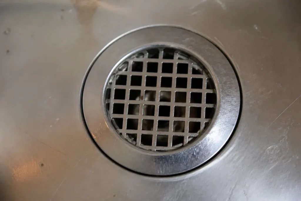 Grille metallique sur une bonde de cuisine