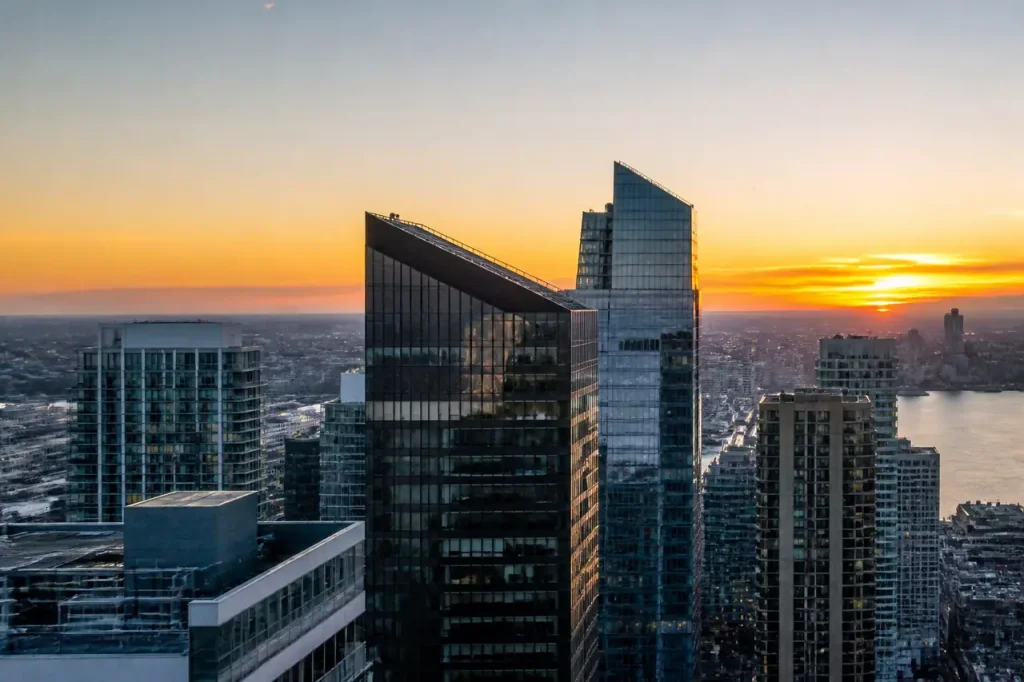 Vue aerienne de tours modernes au coucher du soleil